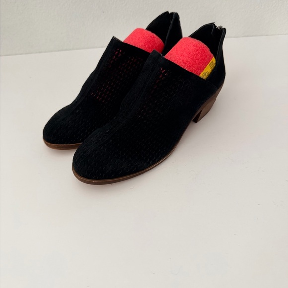 Vince Camuto Boots Women’s 6.5 Ankle Booties Black Leather Perforated Zip Up - Picture 2 of 7